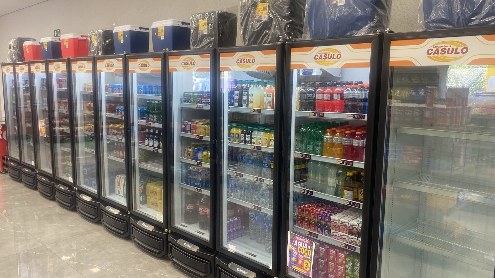 Parede de geladeiras da Conveniência Casulo cheia de bebidas